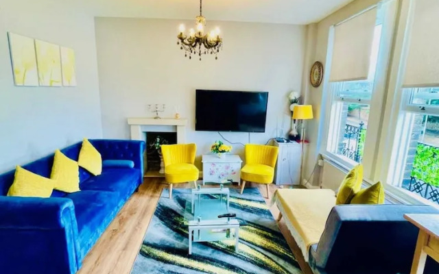 Modern 2 bed Flat, West Kensington, Sleeps 4