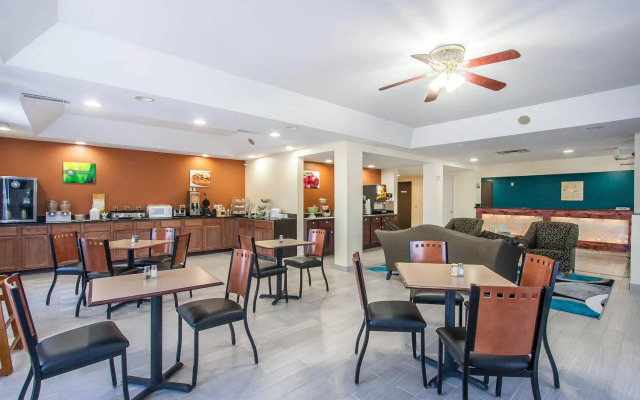 Econo Lodge Inn & Suites