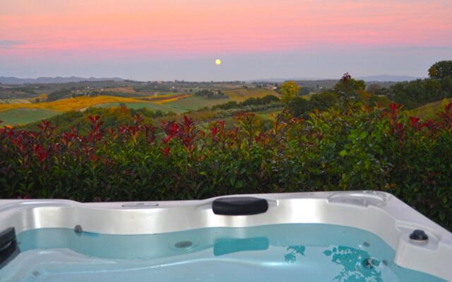 Wonderful house with hot tube and infinite view on Chianti 5 min drive form Siena-Cozy house