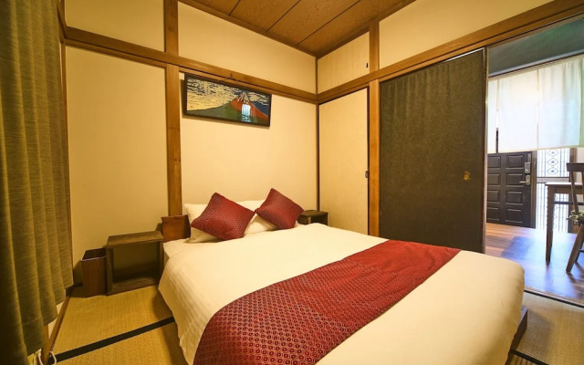 Kagurazaka Retro Bar & Hotel