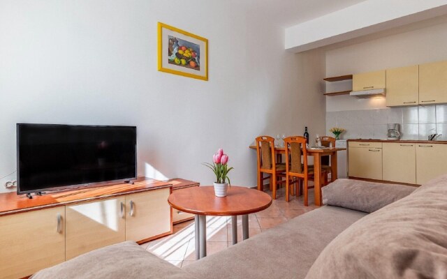 Lovely Apartment in Banjole near Beach & Town Center