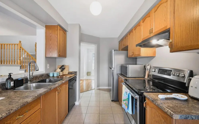 Spacious Whitby Haven 3BR Home Parking