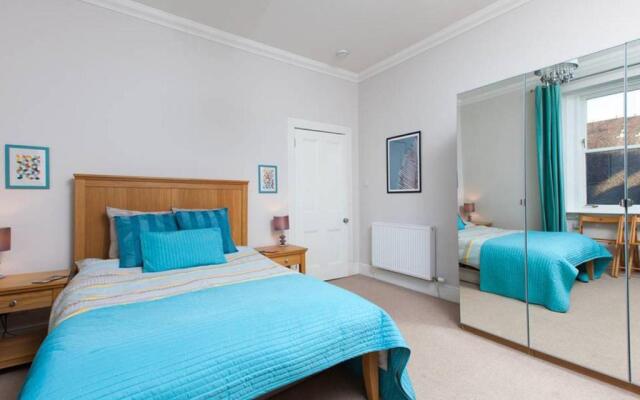 Bright and Modern Causewayside Apartment