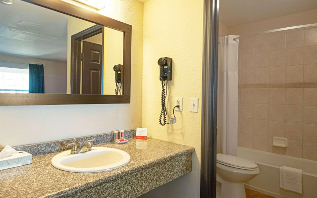 Econo Lodge Inn & Suites