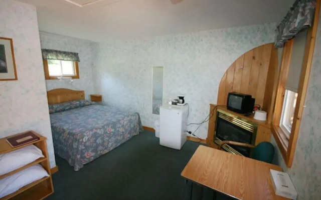 Spectacle Lake Lodge