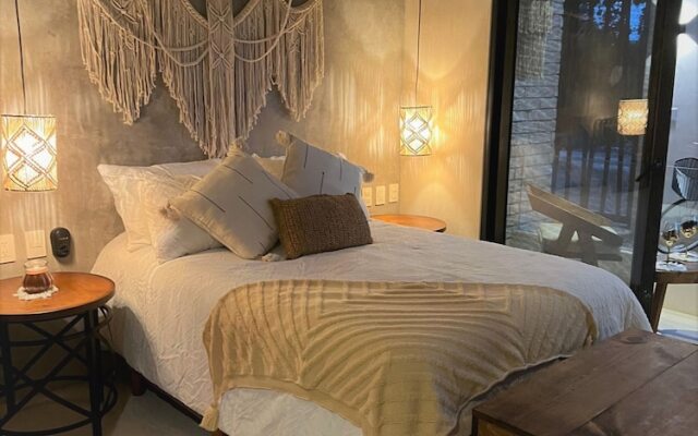 Stylish and Bright Studio Near the Pool