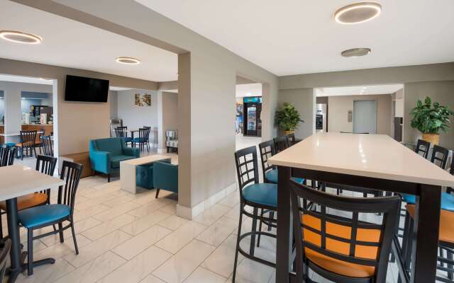 Clarion Pointe Indianapolis Northeast