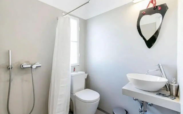 Spacious Apartment in Plaka Athens A3