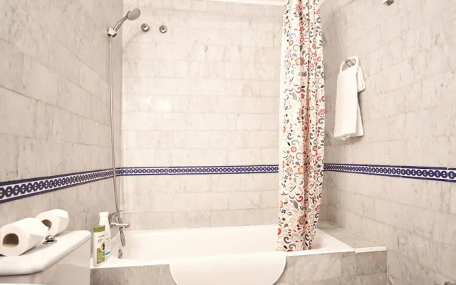 Nervion Paradise by Valcambre