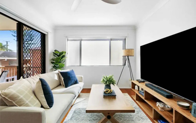 Coastal 2-bed With Balcony, 200m From Beach