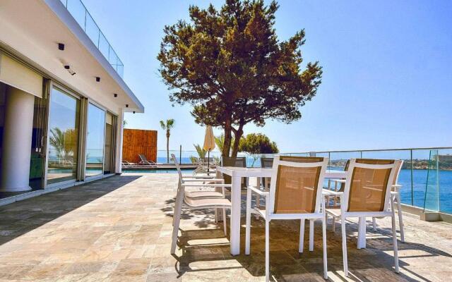 Coral Bay Beach Villa