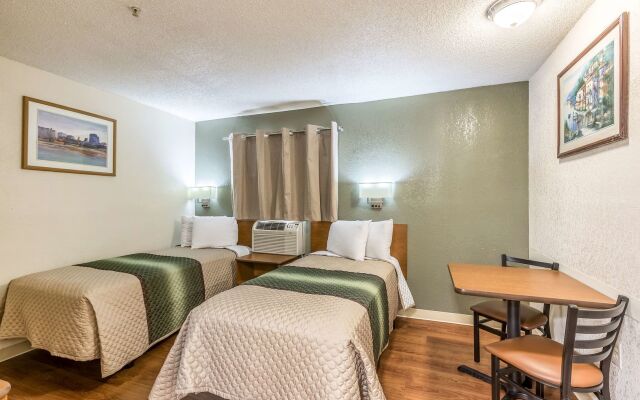 HomeTowne Studios by Red Roof Atlanta - Chamblee