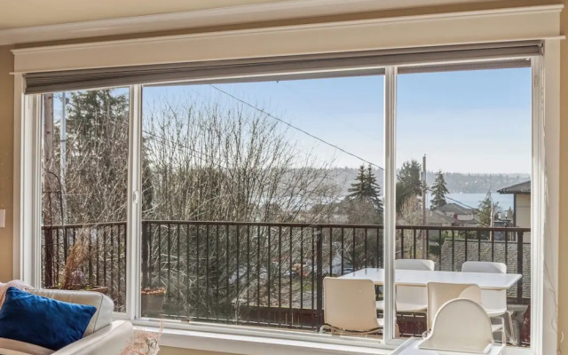Renton Lakeside Oasis, Lakeview, 4B 2.5B, Spacious