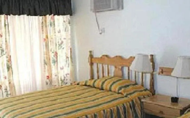 Bar-B-Barn Beach Hotel