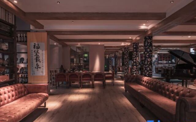 Xinyibao Hong Kong Fengli Luxury Hotel (Feihua Touch Water Shop)