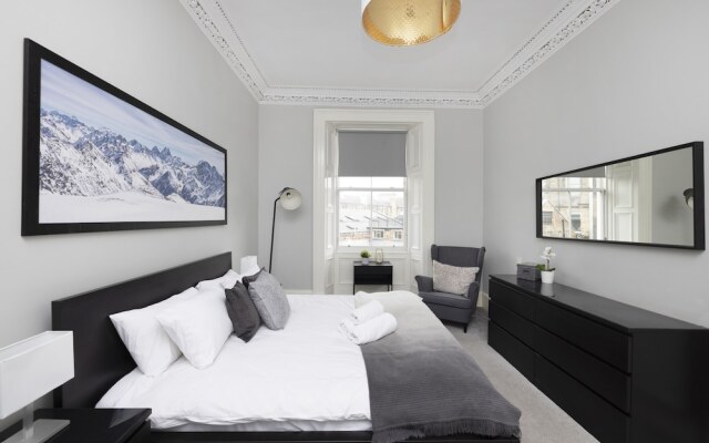 JOIVY 4-Bed Stylish Flat In Edinburgh City Centre