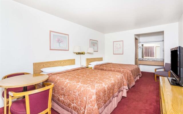 Super 8 By Wyndham Phoenix Metro North