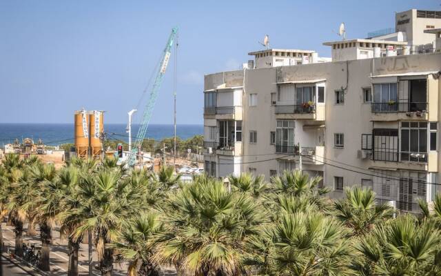 Spacious & Bright 3BR Apt with City View
