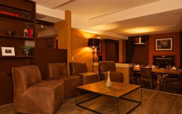 Mountain Side Hotel Whistler by Executive