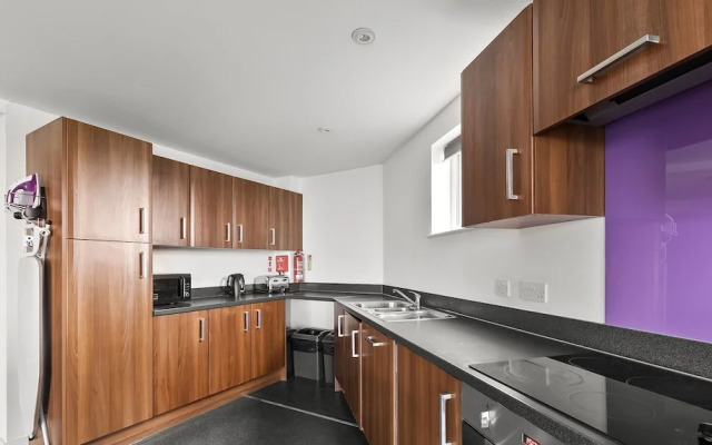8 Bed Apartment @ Derriford Stays by Pureserviced
