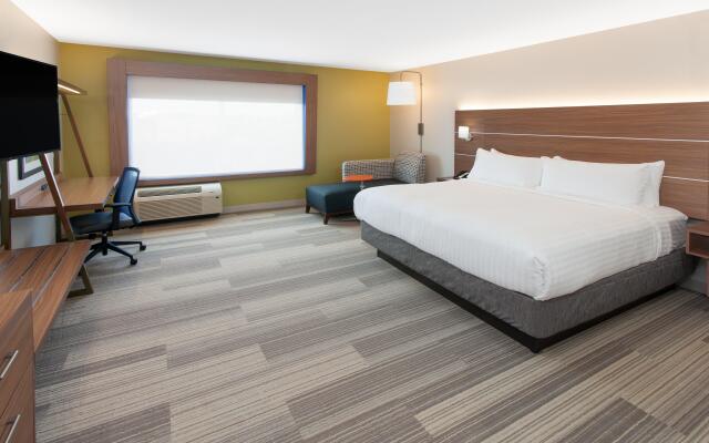 Holiday Inn Express & Suites Detroit - Farmington Hills, an IHG Hotel