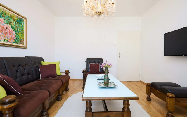 Kablar'S Sunny Suites