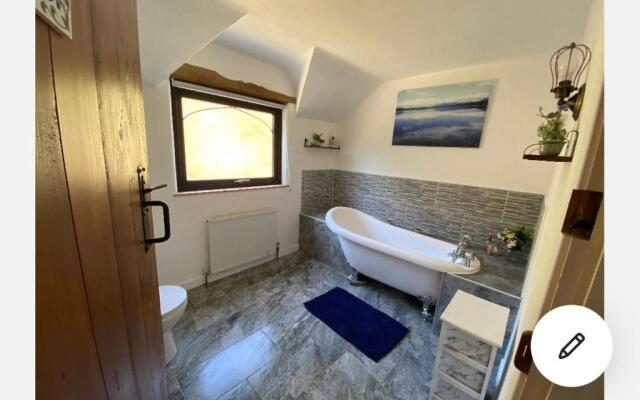 Beautiful secluded farmhouse with hot tub