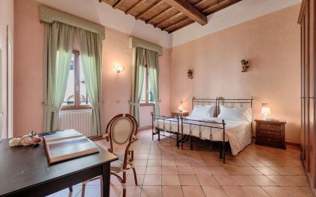 Rosa- Apartment with Terrace in Piazza Strozzi, Duomo