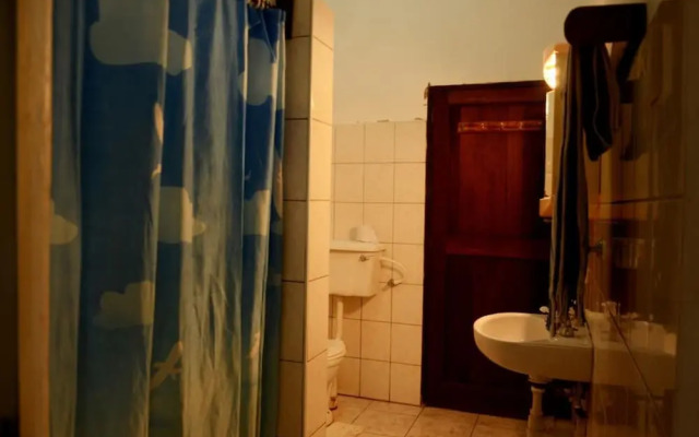Kirathimo Explorers Oasis Diani - Hostel