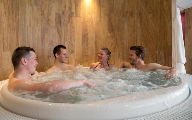 Apartment Ecureuil 200m - Living room with fireplace