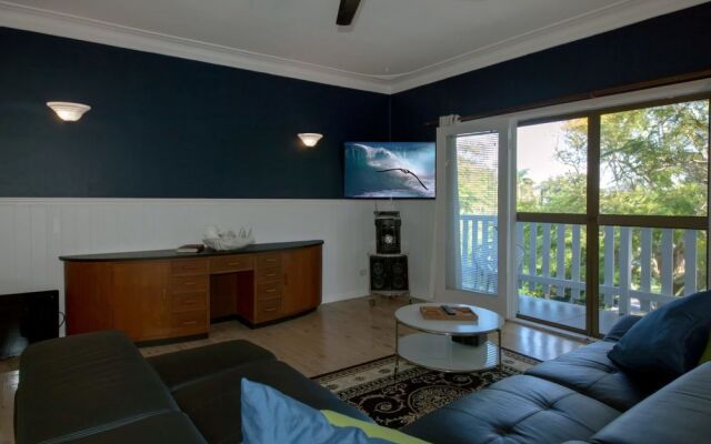 Christmas Bush Avenue, 2/1