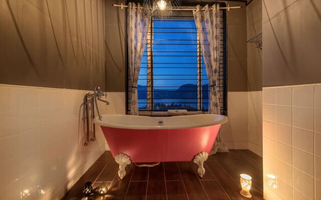 CosmicStays Afita Mohari-Solar Powered Lakehouse