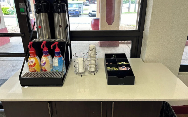 HomeTowne Studios by Red Roof Montgomery - Midtown