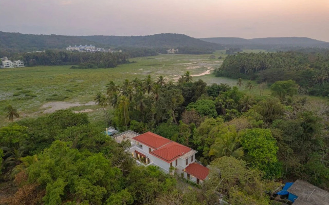Loto Bianco by Hireavilla -4br w Pvt Pool Siolim