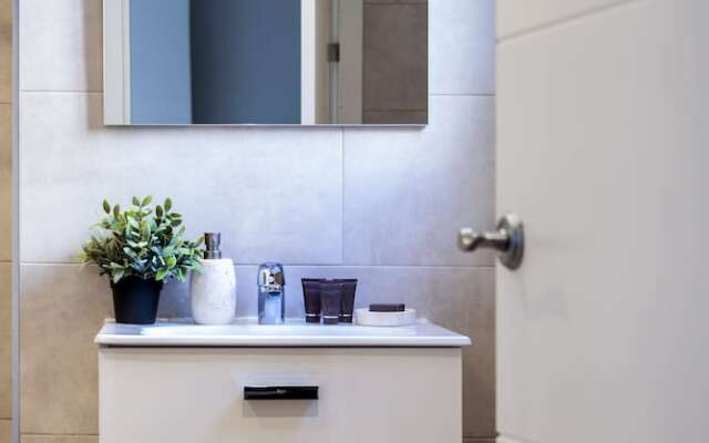 Cozy 1 BD Apartment in Perfect Location. Albareda II