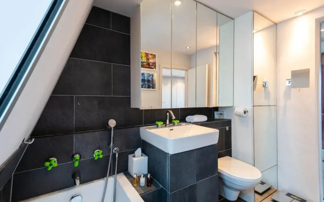 Immaculate Hammersmith Home By The River Thames