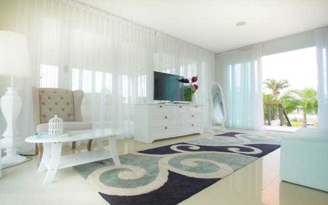 Luxury 5br Pool Villa and Sport Center
