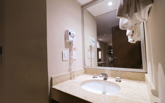 Del Real Hotel & Suites