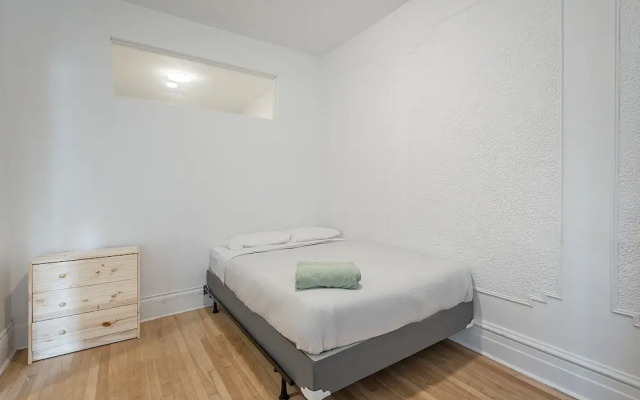 Beautiful Private Bedroom in Mile-End