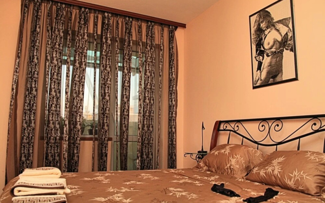 Vintage apartment in the city jungle