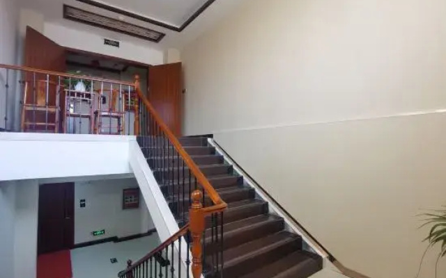Dengfeng Zhonggang Business Hotel