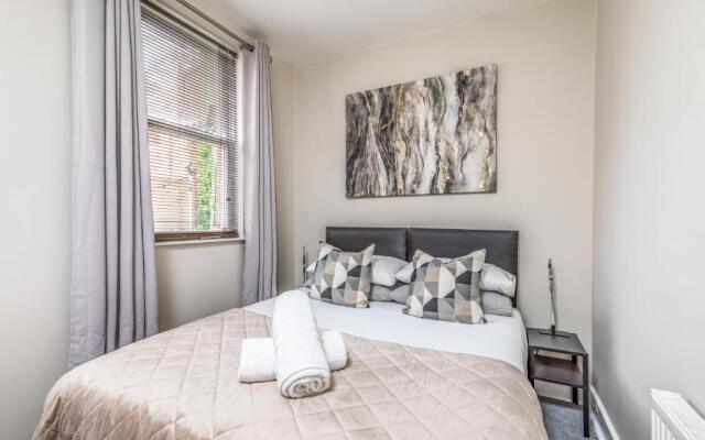 City & Beach at Your Reach - Courtyard & Parking