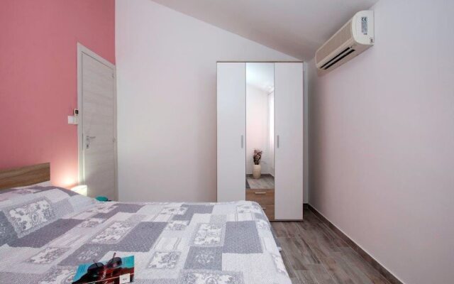 Pleasant Oriana Apartment near Sea