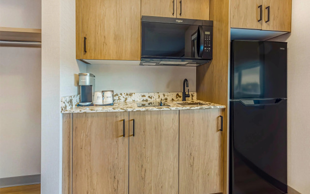 Days Inn & Suites by Wyndham West Edmonton