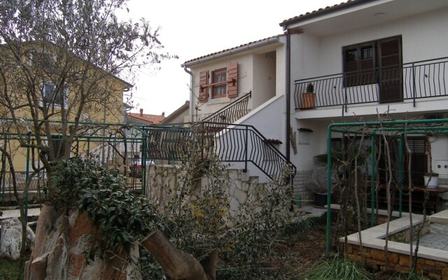 Easeful Pifar Apartment great location