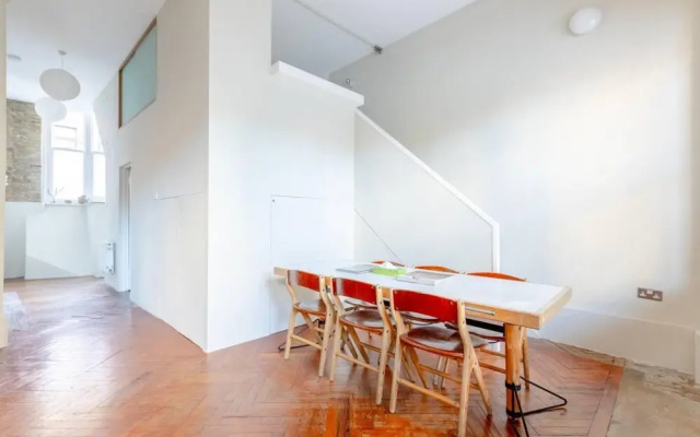 Tastefully Curated Mezzanine Studio Flat Hackney!