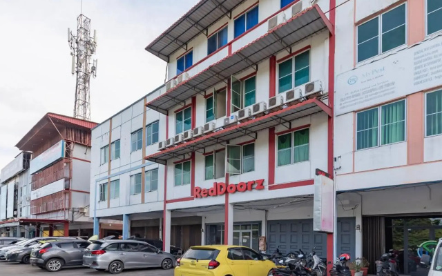 RedDoorz Plus Near Kepri Mall