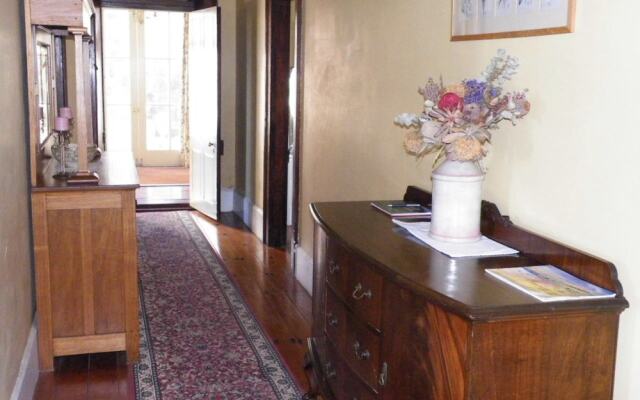 Pacific Heights Holiday Apartments & Munn's Tower House