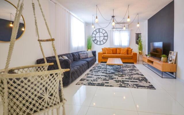 "Stunning 3br Apt  Prime Location  Yalarent"