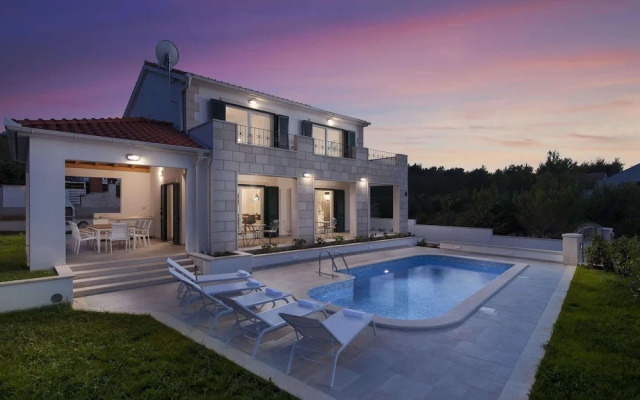 Charming Villa With Pool ,140m From the sea
